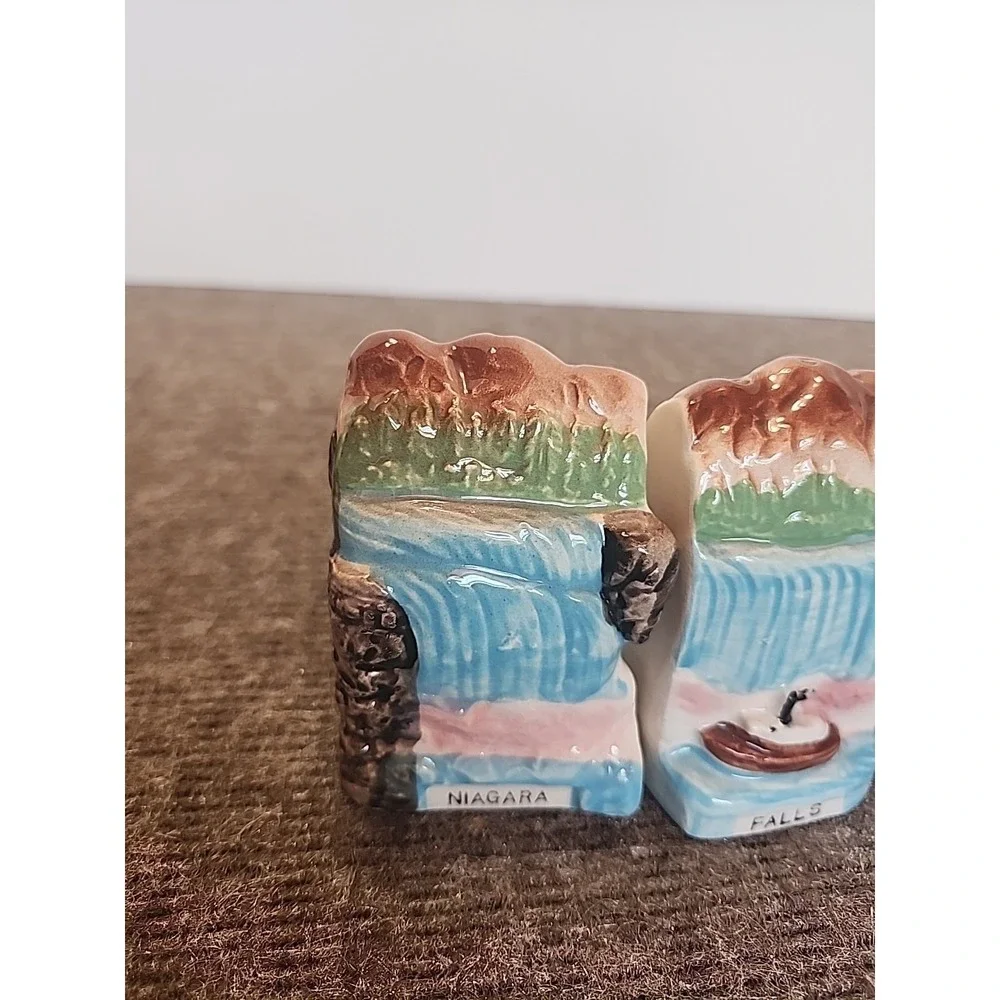 Salt & Pepper Shakers‎ Niagara Falls Made In Japan 4in Tall 2 1/2 in Wide